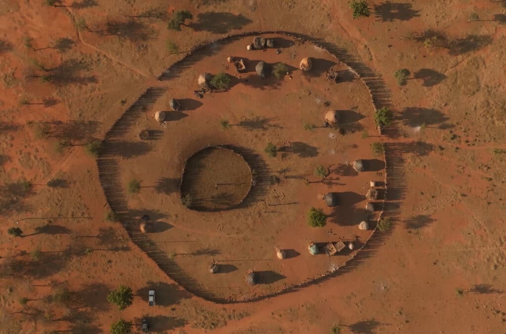 Die traditionellen Dörfer des Himba-Volkes im ländlichen Namibia bestehen aus runden Hütten, die einen kreisförmigen Viehkorral umgeben.